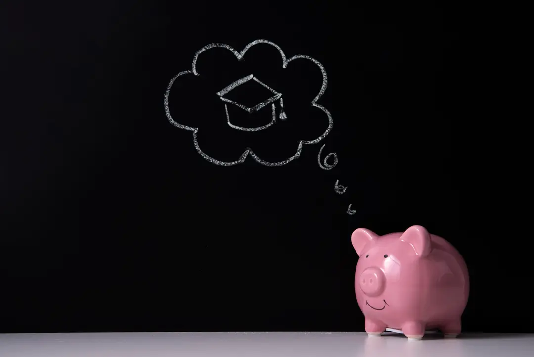 Depiction of a piggy bank thinking of the university and which bank to choose from Axis Bank Vs HDFC Bank